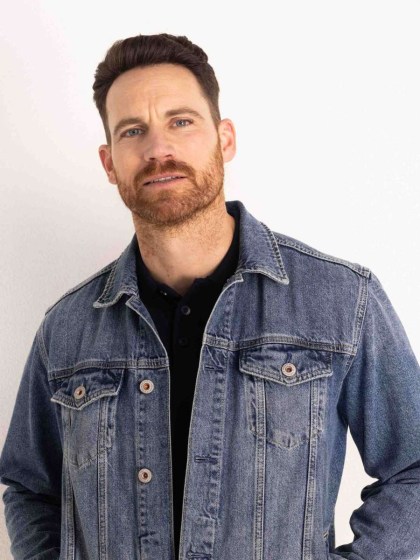 φωτογραφία denim jacket ψηλά